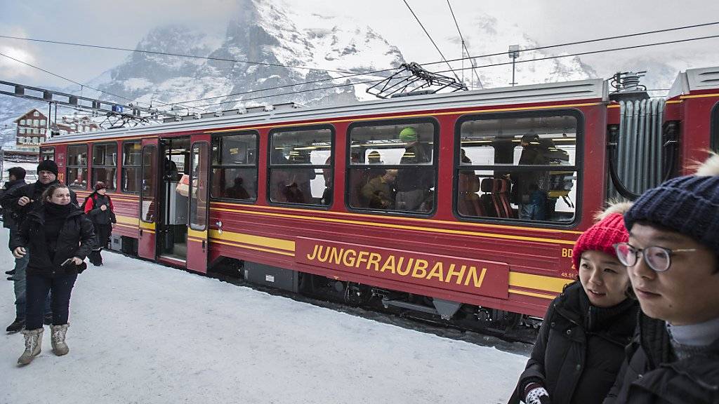 Weniger asiatische Besucher auf dem Jungfraujoch: Die Terroranschläge und die Flüchtlingsthematik in Europa wirkten sich spürbar auf die Besucherzahl der Jungfraubahnen aus.