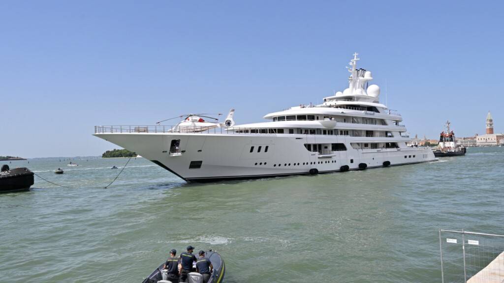 Die Superjacht «Boardwalk» des US-Botschafters in Italien, Tilman Fertitta, läuft in Venedig ein. Foto: Luigi Costantini/AP/dpa