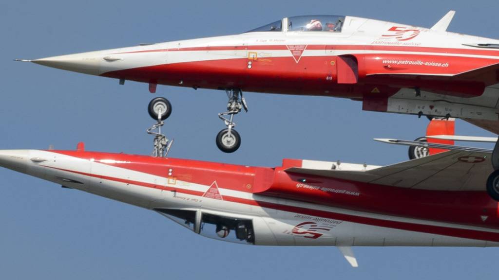 Im Training für eine Flugshow in der Niederlanden kam es im Juni 2016 zu einer Kollision zwischen zwei Kampfjets der Patrouille Suisse. Gegen den Piloten der abgestürzten Maschine hat die Militärjustiz Anklage erhoben. (Archivbild)