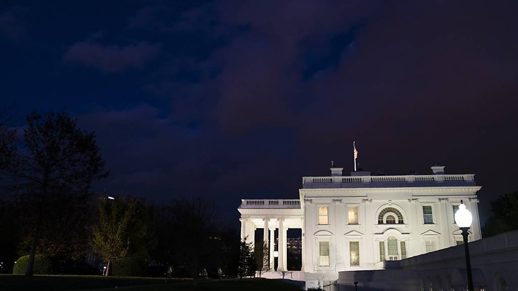 Das Weiße Haus in Washington am Abend. Foto: Evan Vucci/AP/dpa