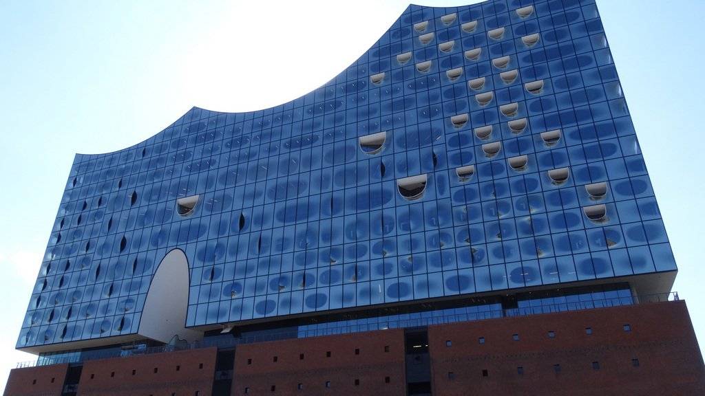 Die Elbphilharmonie in Hamburg wird im Januar 2017 nach zehnjähriger Bauzeit eröffnet (Archiv)