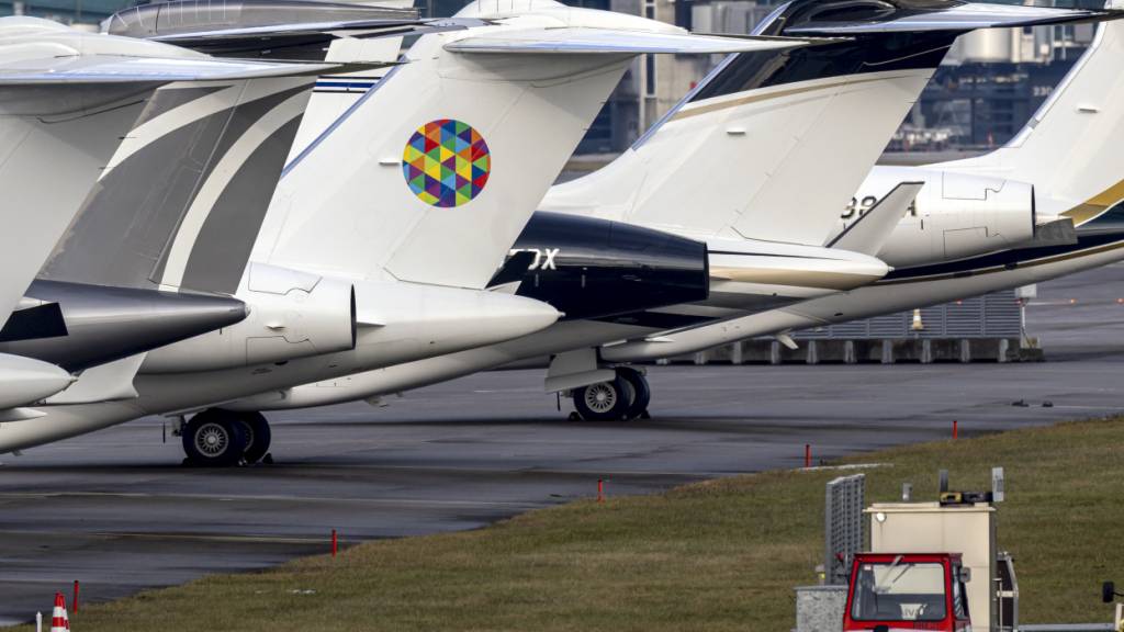 Businessjets von WEF-Gästen auf dem Rollfeld: Der geschäftigste Tag am Flughafen Zürich fiel mit dem Beginn des Weltwirtschaftsforum zusammen. Am 19. Januar wurden 792 Flugbewegungen registriert. (Archivbild)