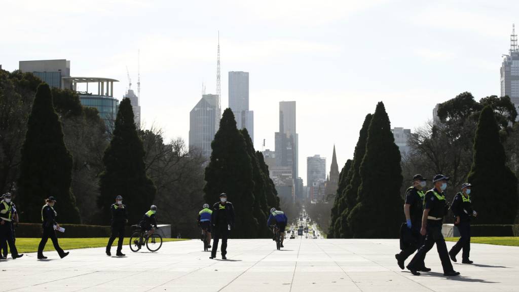 Police are seen at the Shrine of Remembrance in Melbourne, Friday, July 31, 2020. (AAP Image/Daniel Pockett) NO ARCHIVING
