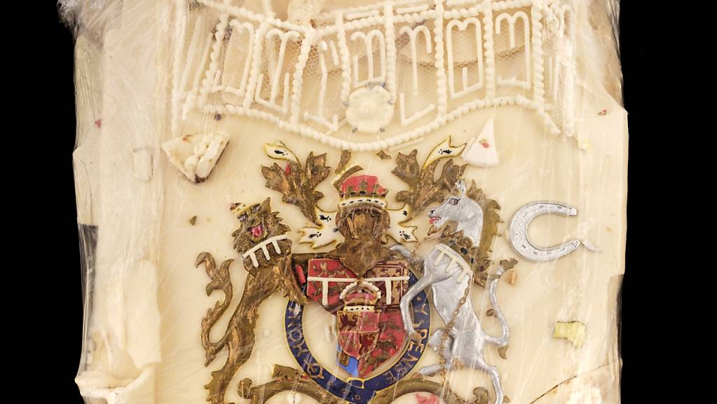 HANDOUT - Ein vom Auktionshaus Dominic Winter veröffentlichtes Foto zeigt ein Stück Torte, die für die königliche Hochzeit von Prinz Charles und Lady Diana angefertigt wurde. Foto: Dominic Winter Auctioneers/PA Media/dpa - ACHTUNG: Nur zur redaktionellen Verwendung und nur mit vollständiger Nennung des vorstehenden Credits