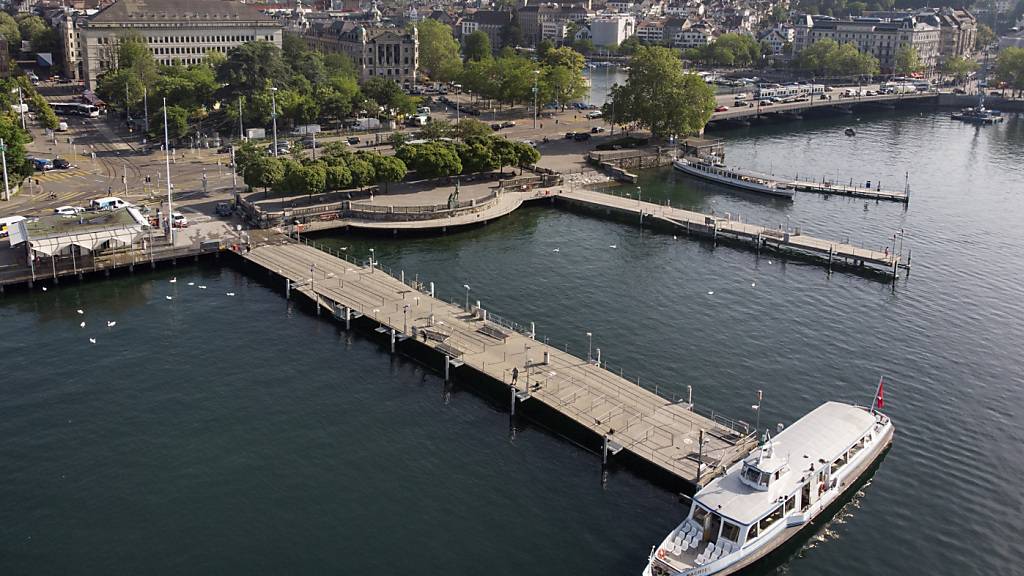 Statt des Kiosks (im Bild links) soll es am Zürcher Bürkliplatz künftig ein Seerestaurant geben. Baustart wäre frühestens 2029. (Archivbild)