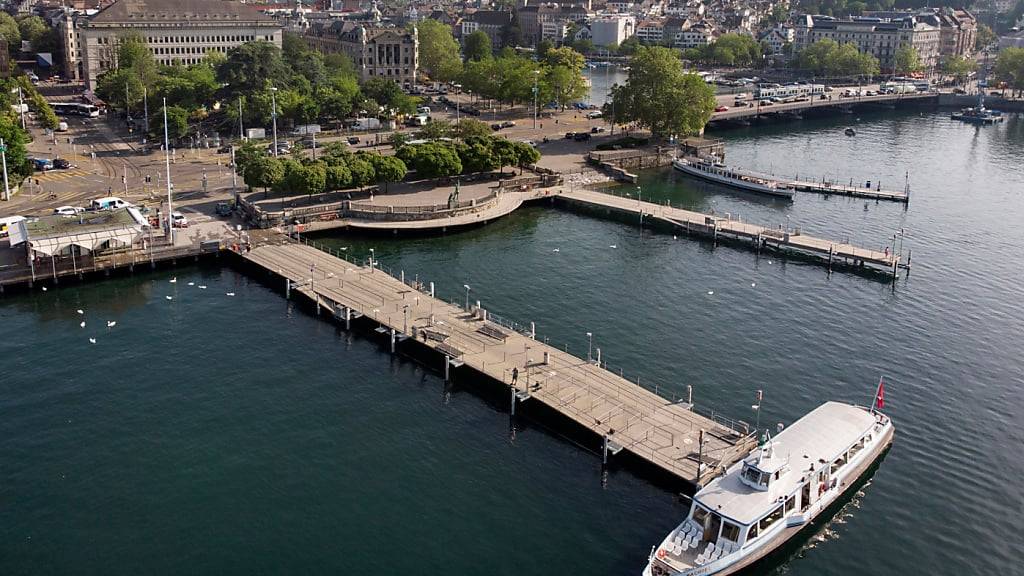 Statt des Kiosks (im Bild links) soll es am Zürcher Bürkliplatz künftig ein Seerestaurant geben. Baustart wäre frühestens 2029. (Archivbild)