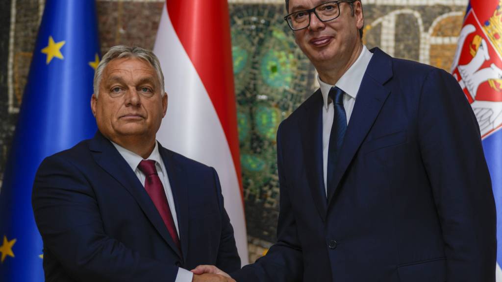 ARCHIV - Viktor Orban (l), Ministerpräsident von Ungarn, gibt Aleksandar Vucic, Präsident von Serbien, nach einer Pressekonferenz im Anschluss an Gespräche im Serbien-Palast die Hand. Orban befindet sich zu einem eintägigen Besuch in Serbien. Foto: Darko Vojinovic/AP/dpa