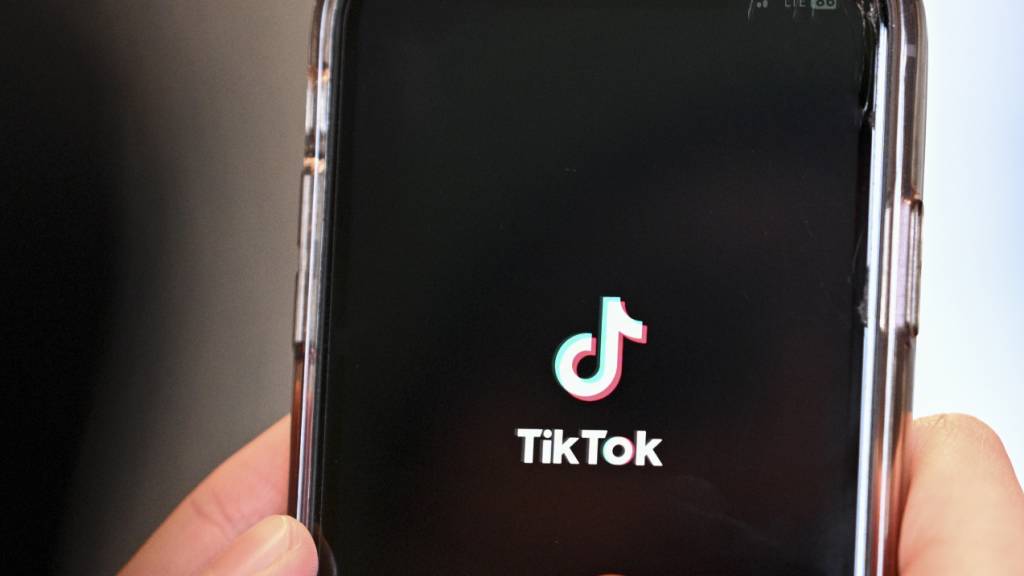 Die St. Galler Staatsanwaltschaft büsste einen Mann, der auf Tiktok KI-veränderte Bilder einer Frau veröffentlichte. (Symbolbild)