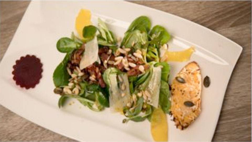 Wintersalat an Nussdressing