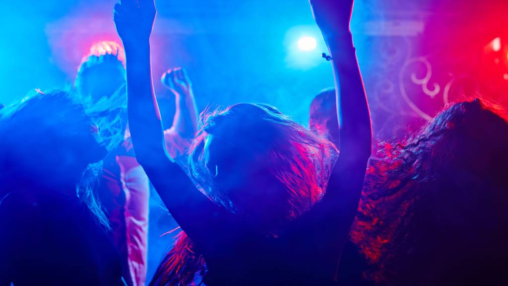 Gilt ab Donnerstag auch im Wallis: Tanzen in Nachtclubs ist höchstens noch für 100 Personen gleichzeitig erlaubt. (Symbolbild)