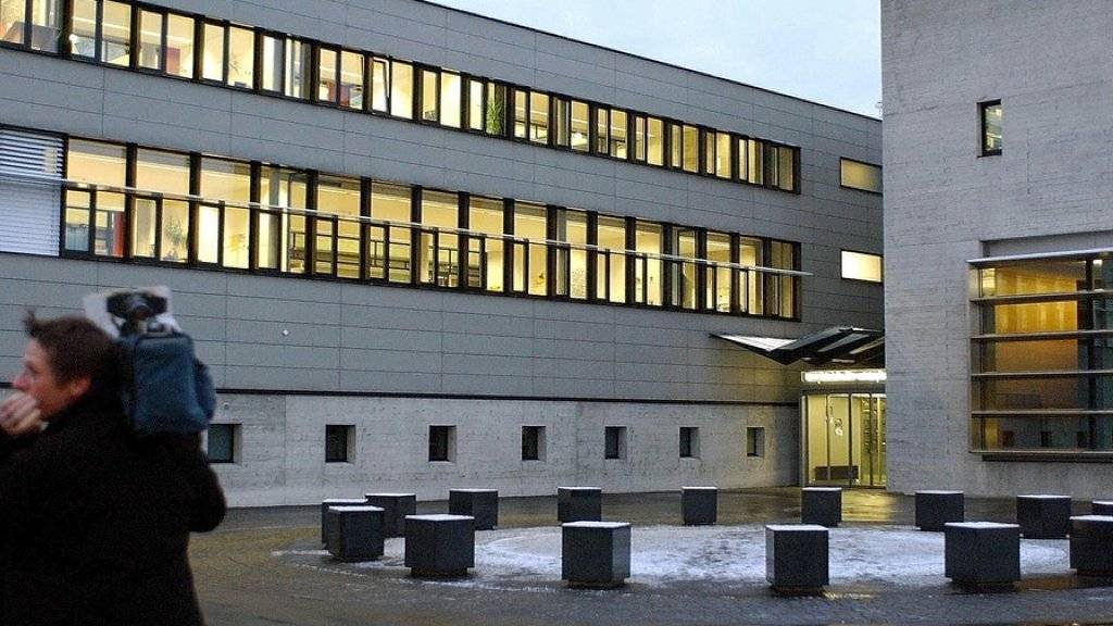 Im Gebäude der Mobilen Polizei in Schafisheim AG findet ab dem 13. März der Prozess des Bezirksgerichts Lenzburg gegen den Vierfachmörder von Rupperswil statt. Das provisorische Gerichtsgebäude befindet sich nur wenige 100 Meter vom Tatort entfernt. (Archivbild)