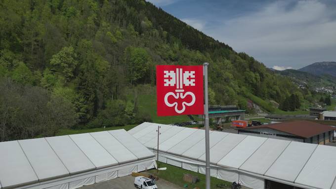 9 Tonnen schwere Nidwaldner Fahne steht nun in Ennetbürgen