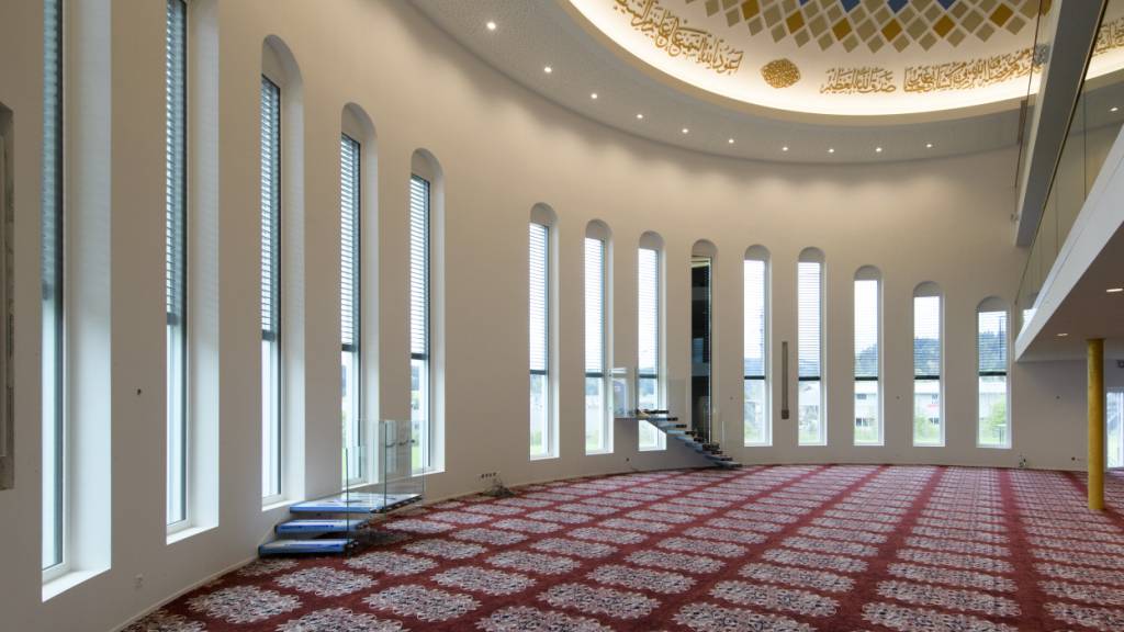 In Westen der Stadt St. Gallen könnte eine neue Moschee entstehen. Im Bild zu sehen ist der Gebetsraum der Moschee in Wil SG. (Archivbild)
