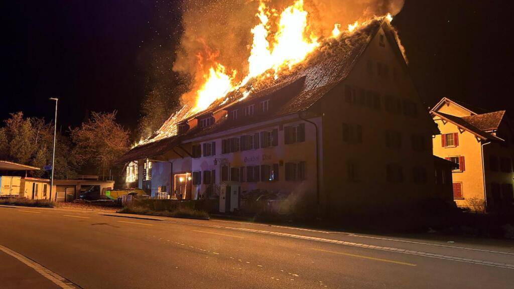 Der historische ehemalige Gasthof Post im Schaffhausischen Schleitheim ist in der Nacht auf Dienstag in Flammen aufgegangen.