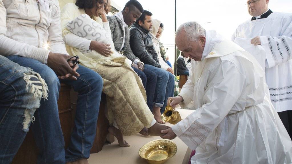 Der Papst wäscht einer Frau im Asylbewerberheim ausserhalb Roms die Füsse.