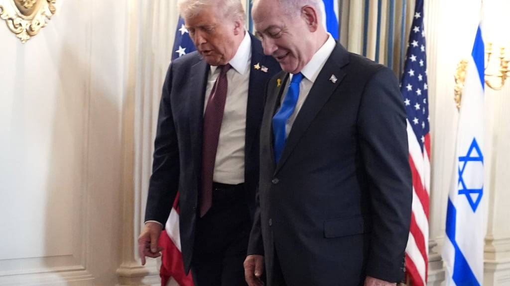 Israels Ministerpräsident Benjamin Netanjahu und US-Präsident Donald Trump verlassen nach einer Pressekonferenz im State Dining Room des Weißen Hauses. Foto: Evan Vucci/AP/dpa