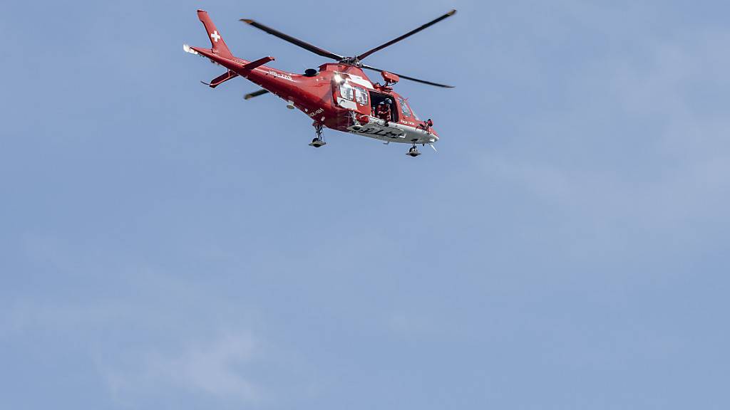 In Wolfhausen wurde eine schwer verletzte Rennvelofahrerin von der Rega ins Spital geflogen. (Archivbild)