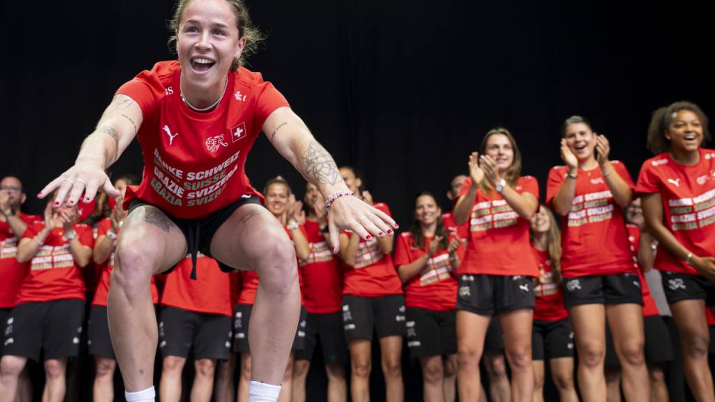 Die Schweizerin Géraldine Reuteler begrüsst die Fans während einer Dankes- und Abschiedsveranstaltung in der Fanzone und beim Public-Viewing auf dem Bundesplatz. (Archivbild)
