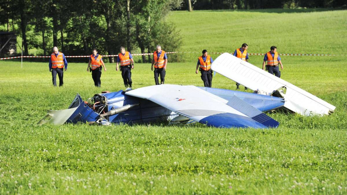 Der Pilot der Piper versuchte, auf einem Feld in Bronschhofen notzulanden. Das Flugzeug wurde komplett zerstört. (Archiv)