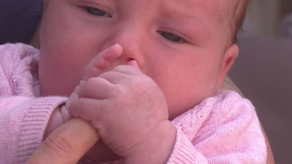Sturzgeburt: Baby Leila kommt nach wenigen Minuten im Auto zur Welt