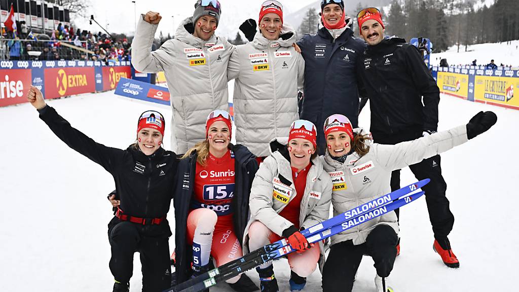 Die Schweizer Mixed-Staffeln lächeln in die Kamera