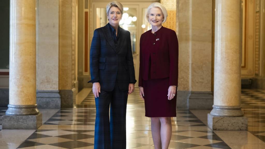 Callista Gingrich (rechts) mit Bundespräsidentin Karin Keller-Sutter im Bundeshaus in Bern.