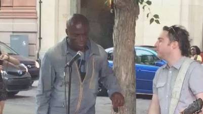 Blue Balls-Star Seal singt mit Strassenmusiker