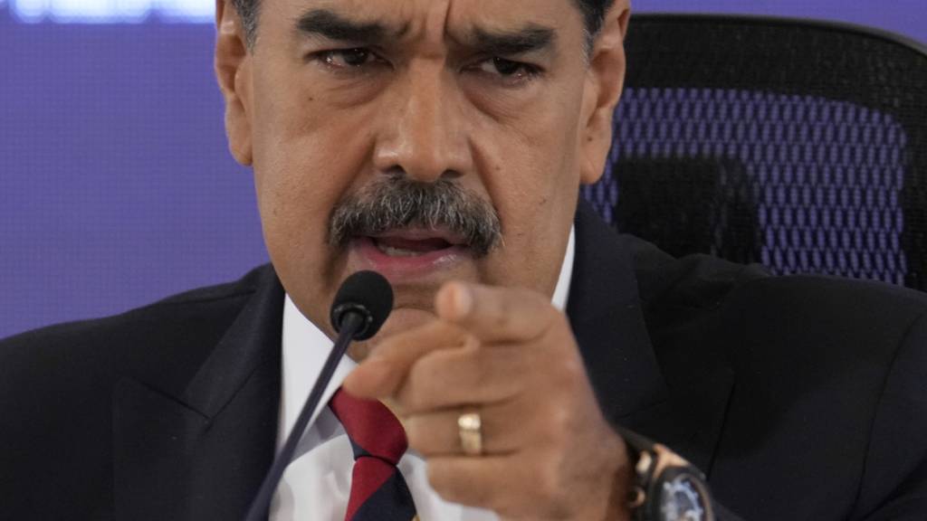 ARCHIV - Venezuelas Präsident Nicolas Maduro spricht während einer Pressekonferenz. Foto: Ariana Cubillos/AP/dpa