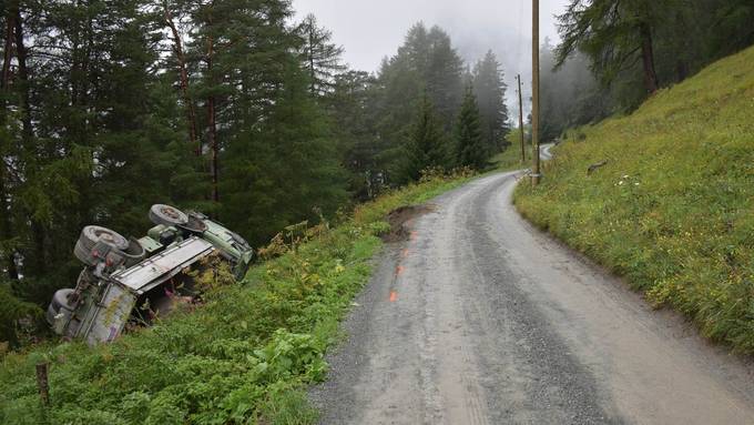 Lastwagen stürzt Abhang hinunter