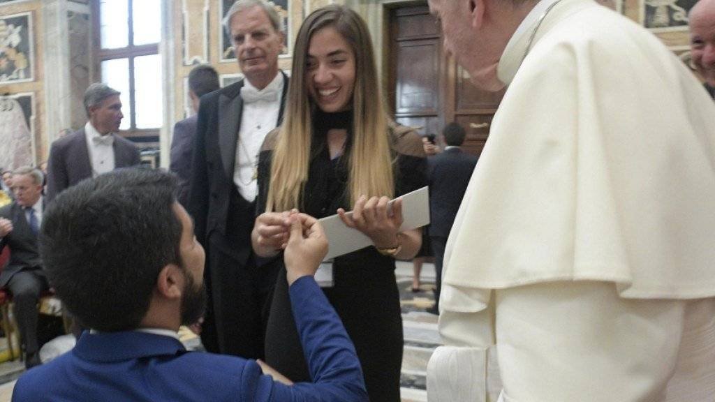 Der im Exil lebende Venezolanische Politiker Dario Ramirez (Links) macht seiner Freundin vor den Augen von Papst Franziskus im Vatikan einen Heiratsantrag.