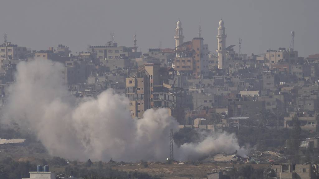 Rauch steigt nach einem israelischen Bombardement im Gazastreifen auf. Foto: Ohad Zwigenberg/AP/dpa