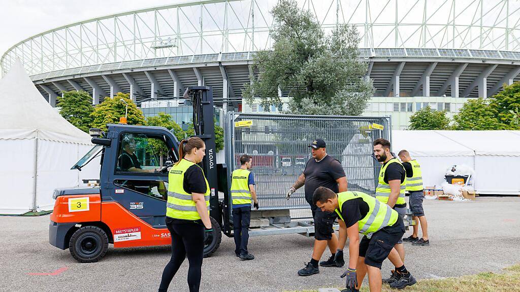 dpatopbilder - Abbauarbeiten vor dem Ernst-Happel Stadion in Wien. Foto: Florian Wieser/APA/dpa