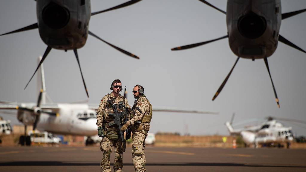 ARCHIV - Deutsche Soldaten stehen am Flughafen in Gao und sichern ein Transportflugzeug. Foto: Arne Immanuel Bänsch/dpa