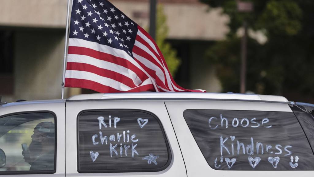Ein mit Botschaften zum Gedenken an den US-Aktivisten und Podcaster Charlie Kirk beschriftetes Fahrzeug mit einer US-Flagge fährt über den Campus der Utah Valley University. Foto: Lindsey Wasson/AP/dpa