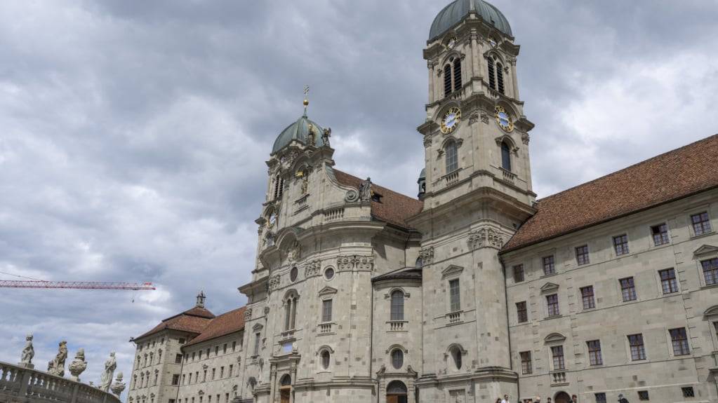 Am Auffahrtstag wandern viele Zugerinnen und Zuger ins Klosterdorf Einsiedeln. (Archivbild)