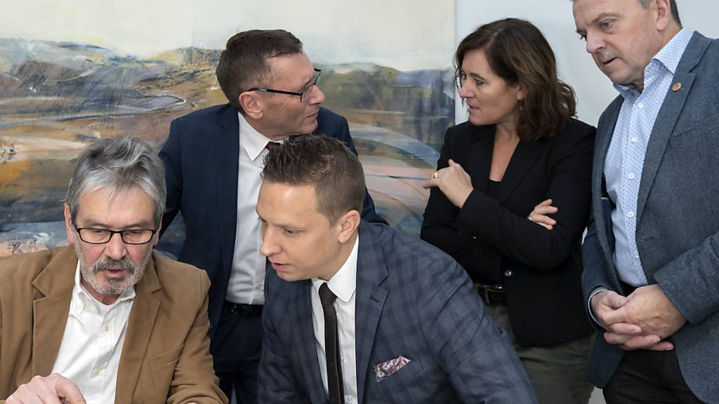 Christian Imark (SVP), vorne rechts, und Franziska Roth (SP), hinten Mitte, kämpfen um den zweiten Ständeratssitz des Kantons Solothurn. (Archivbild von 2019)