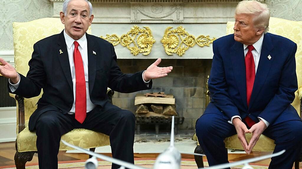 ARCHIV - US-Präsident Donald Trump und Israels Ministerpräsident Benjamin Netanjahu im Oval Office des Weißen Hauses. Foto: -/POOL/AP/dpa
