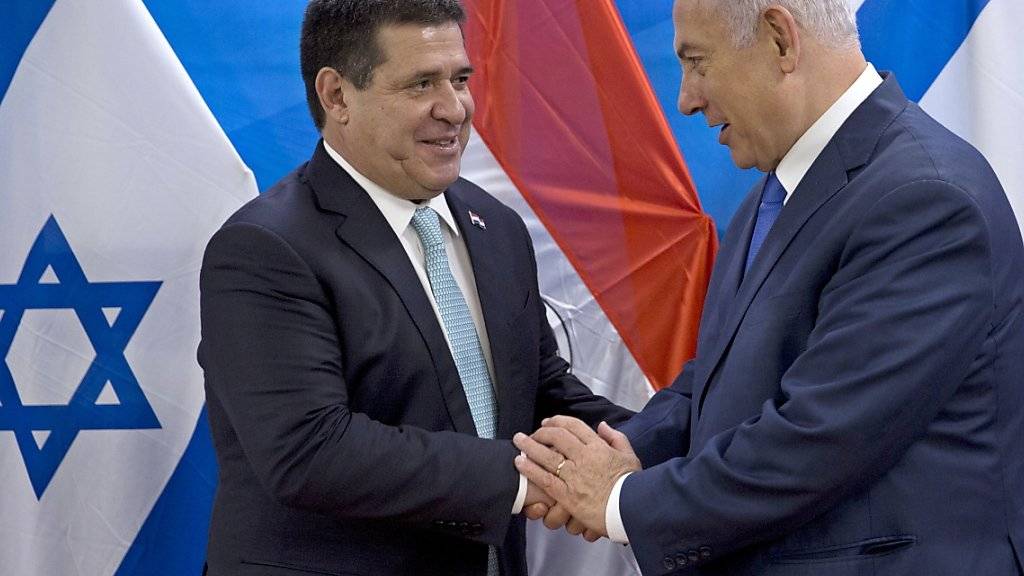 Nach den USA und Guatemala hat auch Paraguay seine Botschaft in Israel nach Jerusalem verlegt. Der Präsident des südamerikanischen Landes, Horacio Cartes (links), und Israels Ministerpräsident Benjamin Netanjahu nahmen an der Eröffnungszeremonie am Montag teil.