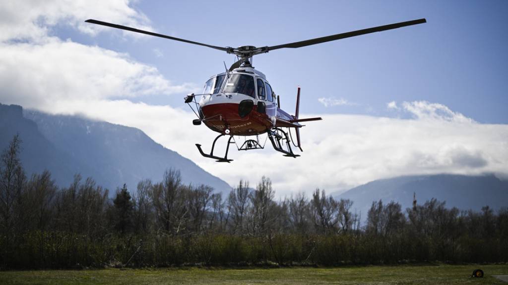 Ein Helikopter des Typs H-125 bei einem Flug in der Schweiz. (Archivbild)