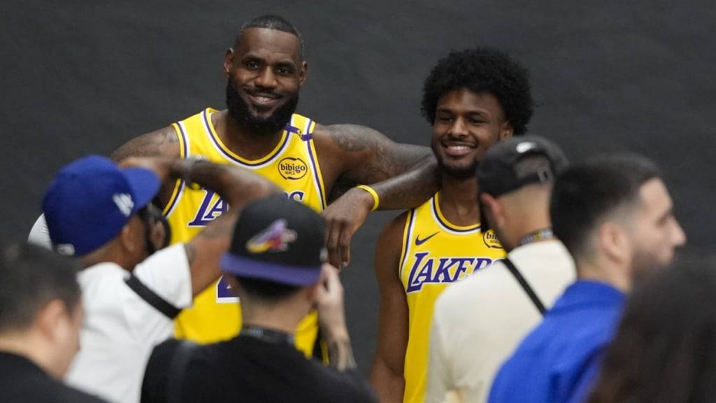 LeBron James (links) und sein Sohn Bronny James lächeln in die Kameras