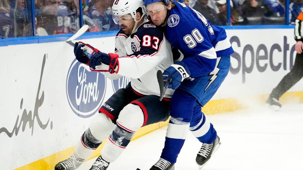 Janis Moser (rechts) im Zweikampf mit Conor Garland