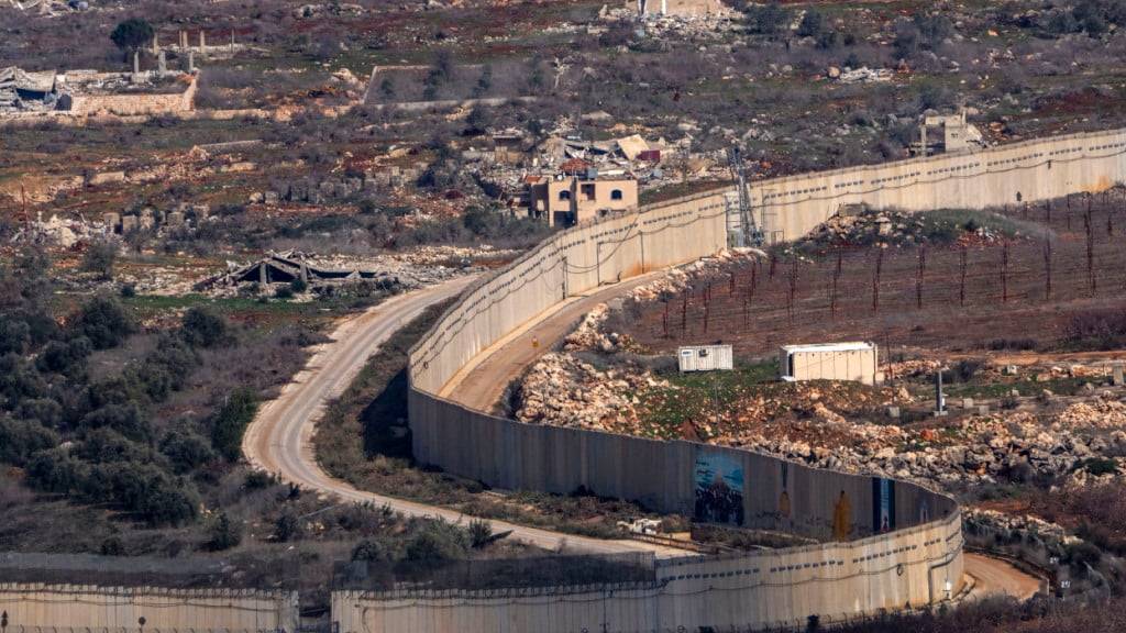 ARCHIV - Eine Mauer markiert die israelisch-libanesische Grenze in der Nähe des Dorfes Odaisseh im Südlibanon. Foto: Ariel Schalit/AP/dpa