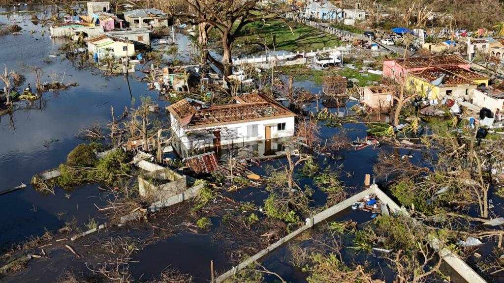 dpatopbilder - Eine Luftaufnahme von Black River nach dem Durchzug des Hurrikans Melissa. Foto: Matias Delacroix/AP/dpa/Symbolbild