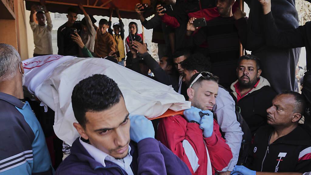 ARCHIV - Trauernde tragen die Leichen von acht Rettungssanitätern des Roten Halbmonds. Foto: Abdel Kareem Hana/AP/dpa