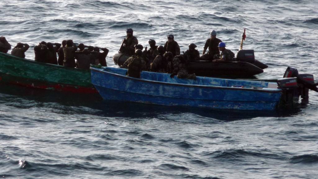 ARCHIV - Im Rahmen der EU-Mission «Atalanta» hat die französische Marine am 03.05.2009 vor der ostafrikanischen Küste elf mutmaßliche Piraten gefangen genommen (Foto des französischen Verteidigungsministeriums). Foto: DB MoD France/dpa