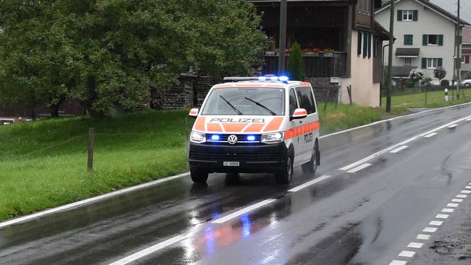 Verdacht auf Sprengstoff: Grosseinsatz in Schwyz – tote Person gefunden
