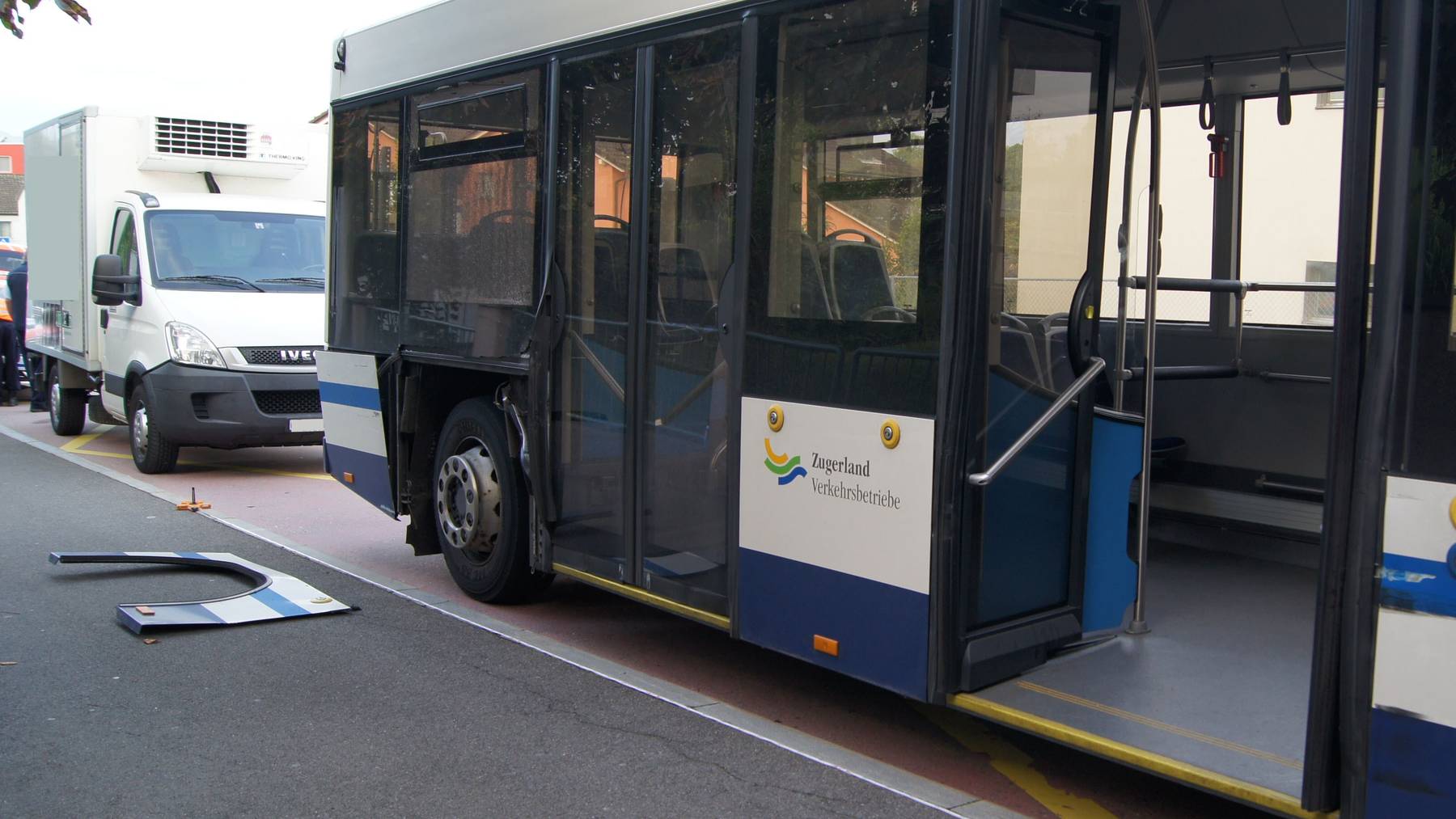 Lieferwagen prallt in Zug rückwärts in Linienbus