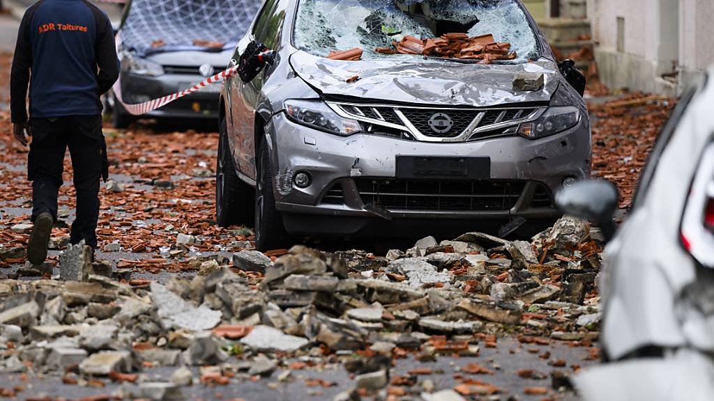 Der Sturm in La Chaux-de-Fonds mit Windspitzen von bis zu 217 Kilometern pro Stunde hat schwere Schäden an Autos und Gebäuden verursacht.