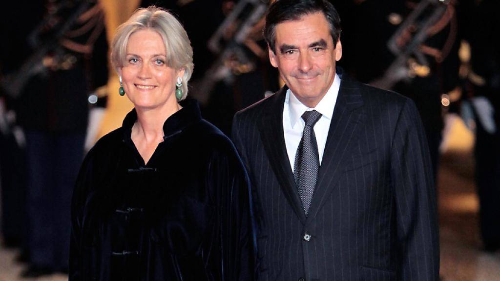 Der Präsidentschaftskandidat der französischen Konservativen, François Fillon, und seine Frau Penelope stehen im Visier der Enthüllungszeitung «Le Canard Enchaîné». (Archiv)