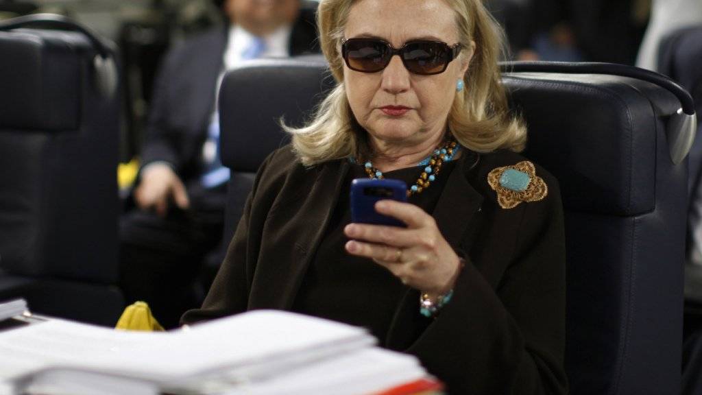Immer noch kein Schlussstrich in der E-Mail-Affäre: Gegen Hillary Clinton wird zwar keine Anklage erhoben, doch will das US-Aussendepartement den Fall nun intern fertig ermitteln.
